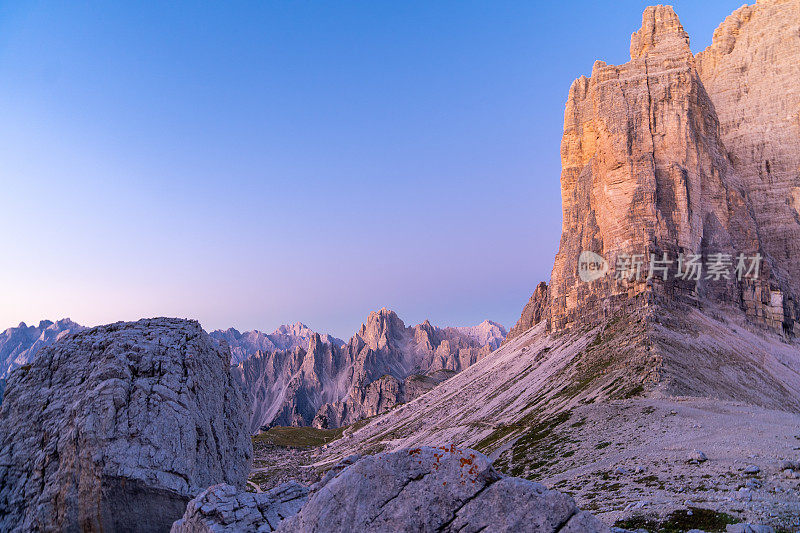 意大利阿尔卑斯山的日出- Tre Cime di Lavaredo (Lavaredo的三座山峰)。从以上观点。